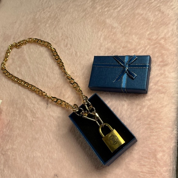 Louis Vuitton lock with unbranded chain necklace - Picture 4 of 8